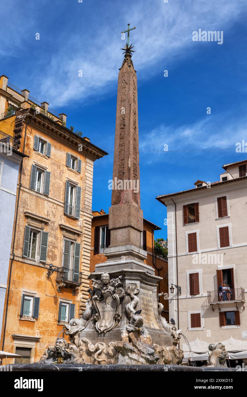 Fontana del Pantheon e obelisco egizio costruito dal faraone Ramses II a Roma, Italia. Foto Stock