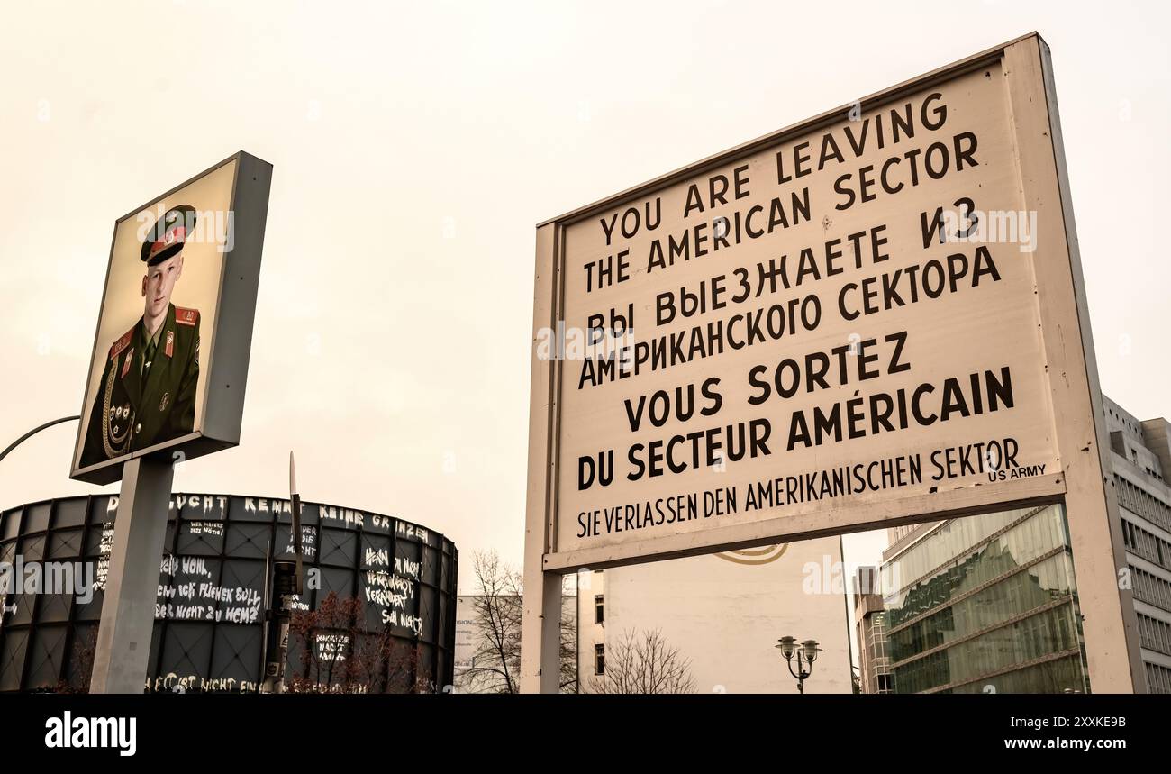 Belin, Germania - 20 dicembre 2022: Tavole al Checkpoint Charlie. Il punto di attraversamento tra Berlino Est e Berlino Ovest divenne un simbolo della Guerra fredda. Foto Stock