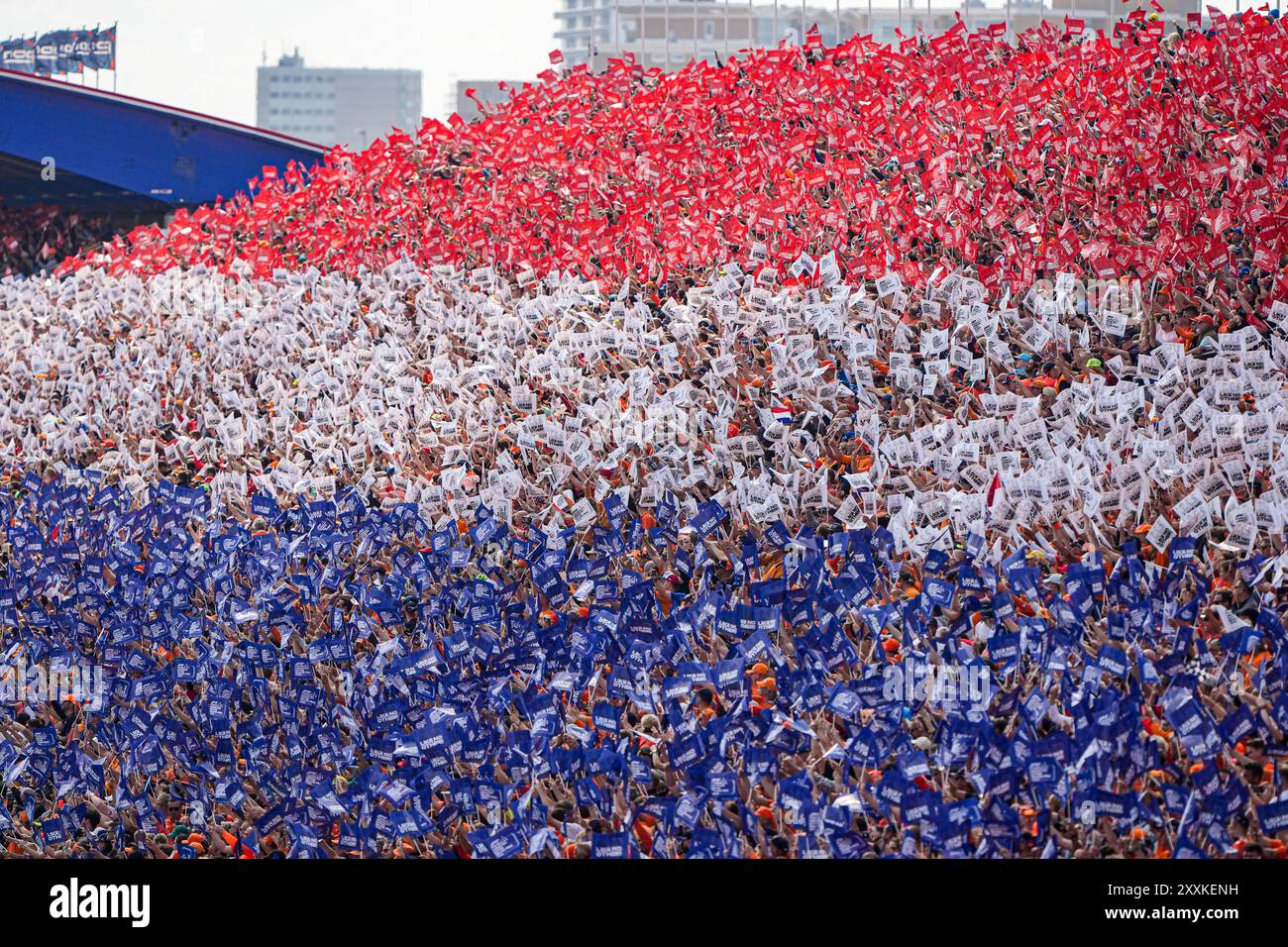 ZANDVOORT, PAESI BASSI - AGOSTO 25: I tifosi dei Paesi Bassi con bandiere rosse, bianche e blu formano una grande bandiera olandese prima della gara del Gran Premio durante la F1 - Heineken Dutch GP il 25 agosto 2024 a Zandvoort, Paesi Bassi. (Foto di Andre Weening/Orange Pictures) credito: Orange Pics BV/Alamy Live News Foto Stock