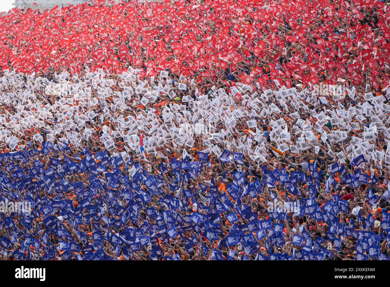 ZANDVOORT, PAESI BASSI - AGOSTO 25: I tifosi dei Paesi Bassi con bandiere rosse, bianche e blu formano una grande bandiera olandese prima della gara del Gran Premio durante la F1 - Heineken Dutch GP il 25 agosto 2024 a Zandvoort, Paesi Bassi. (Foto di Andre Weening/Orange Pictures) credito: Orange Pics BV/Alamy Live News Foto Stock