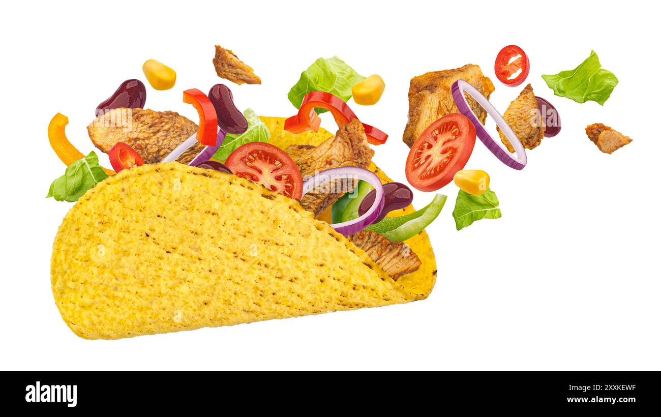 taco messicano con fette di pollo e verdure isolate su sfondo bianco Foto Stock