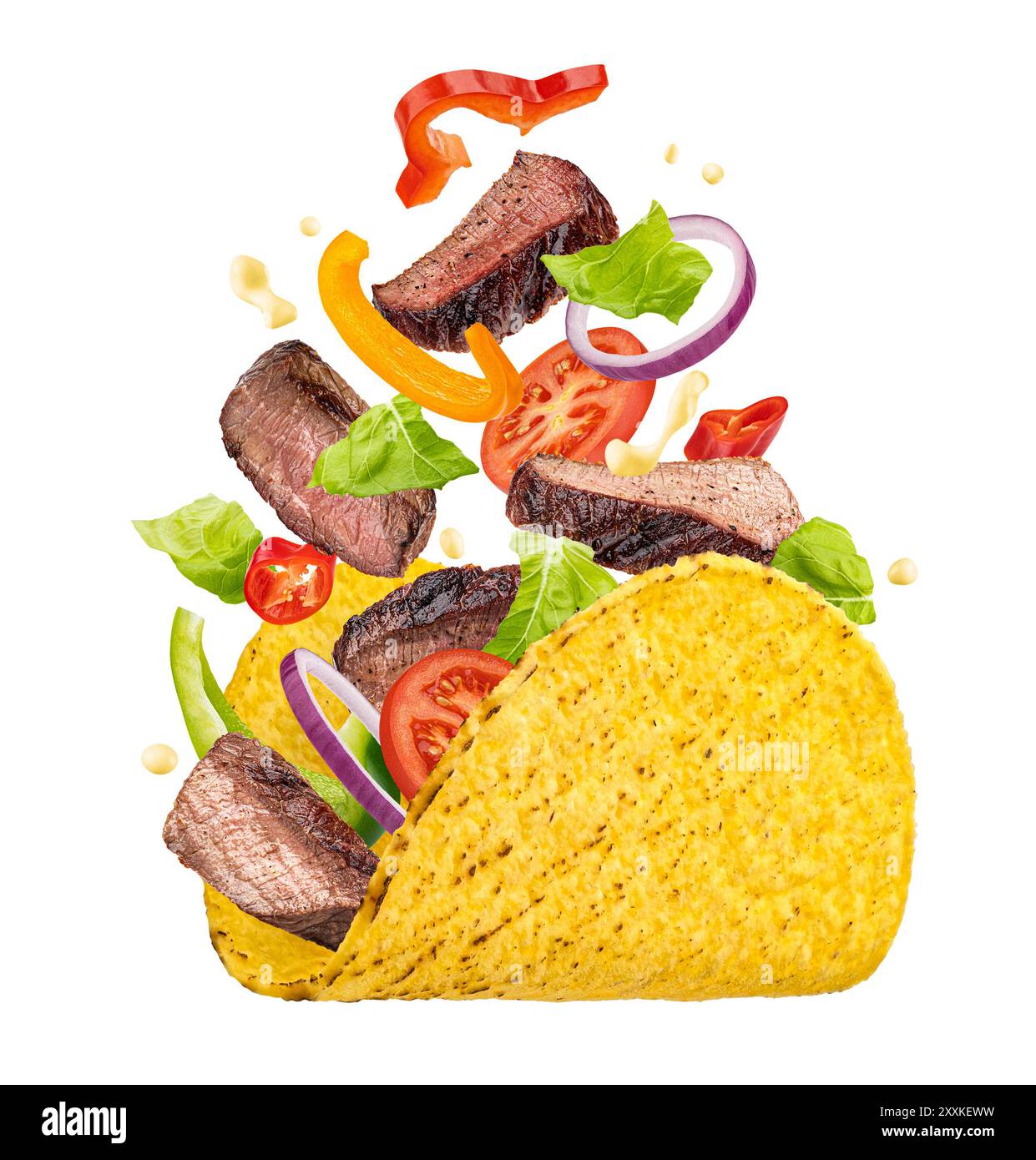 taco messicano con carne di manzo cadente e verdure isolate su sfondo bianco Foto Stock