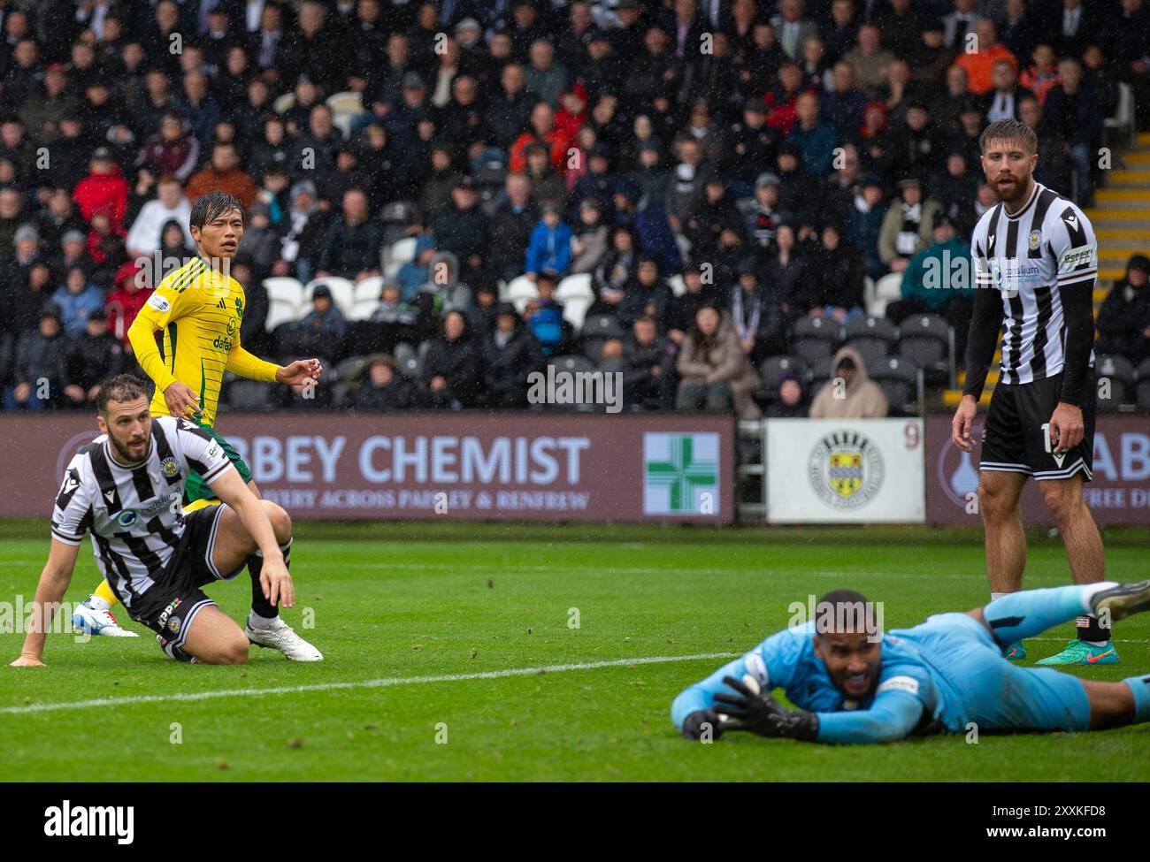 Paisley, Renfrewshire, Scozia. 25 agosto 2024; St Mirren Park, Paisley, Renfrewshire, Scozia, Scottish Premiership Football, St Mirren contro Celtic; Reo Hatate del Celtic guarda mentre il suo colpo batte Ellery Balcombe di St Mirren per arrivare 2-0 al Celtic al 33° minuto Credit: Action Plus Sports Images/Alamy Live News Foto Stock