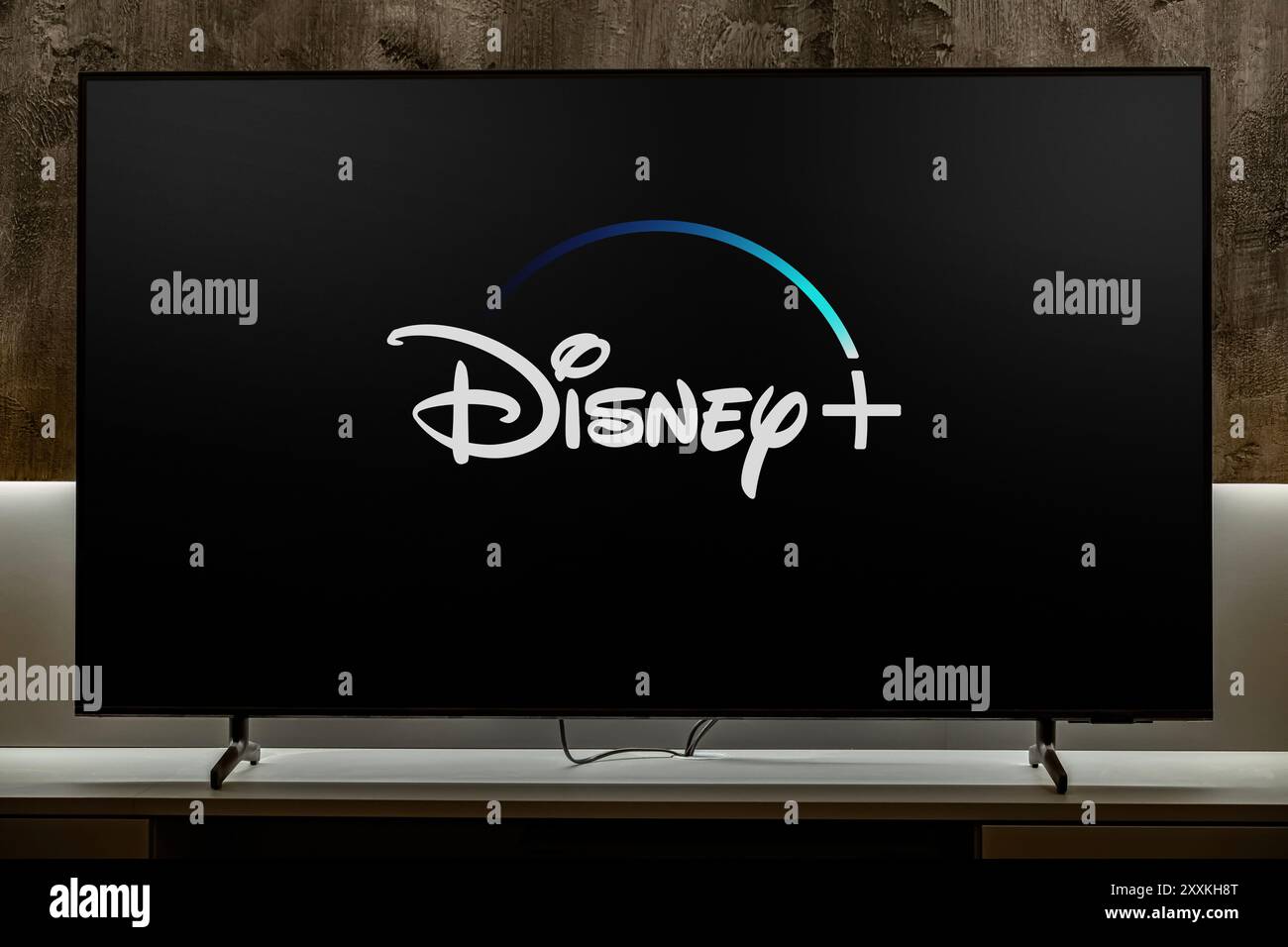 POZNAN, POL - 19 dicembre 2023: Set TV a schermo piatto con logo Disney+, un servizio di streaming on-demand in abbonamento americano di proprietà e opera Foto Stock