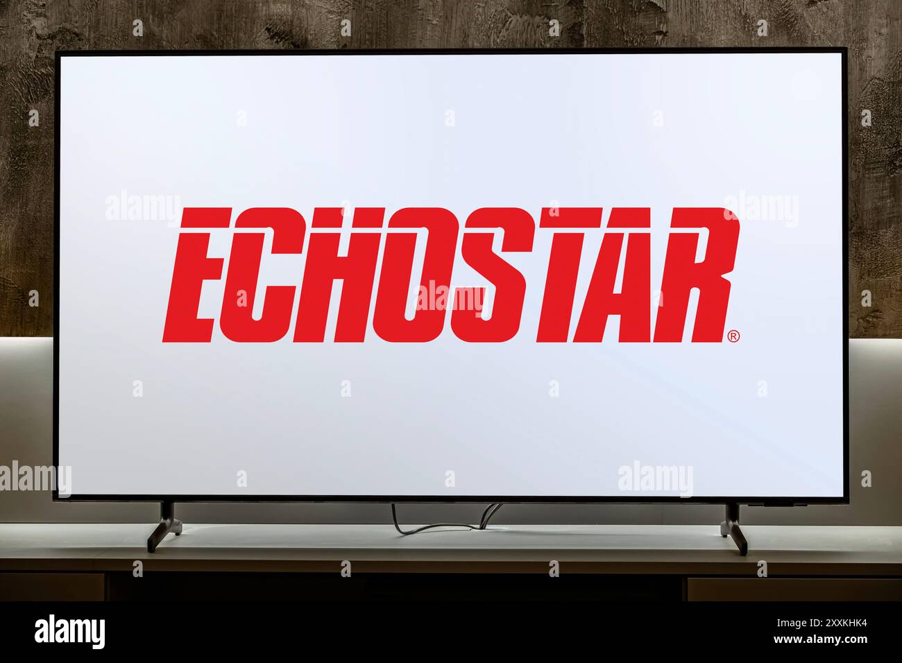 POZNAN, POL - 19 dicembre 2023: Televisore a schermo piatto con logo di EchoStar Corporation, una società americana, un fornitore mondiale di comunicazioni satellitari Foto Stock