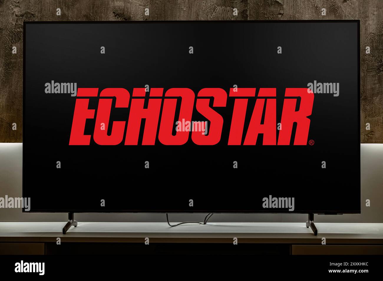 POZNAN, POL - 19 dicembre 2023: Televisore a schermo piatto con logo di EchoStar Corporation, una società americana, un fornitore mondiale di comunicazioni satellitari Foto Stock