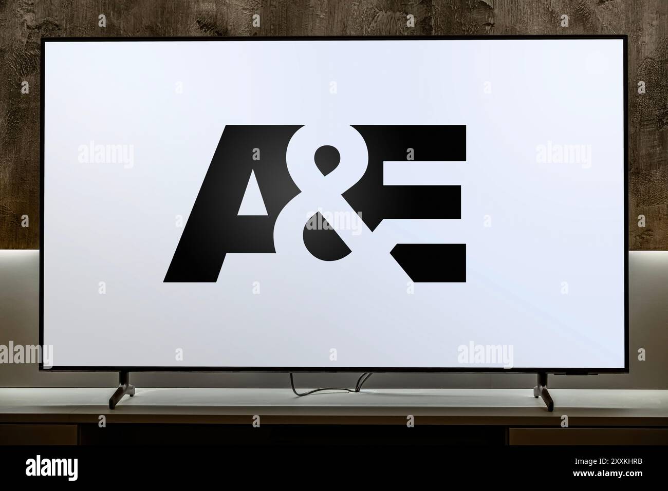 POZNAN, POL - 01 Mar 2024: Televisore a schermo piatto con logo A ed e, una rete televisiva a pagamento americana, la principale proprietà televisiva di A Foto Stock