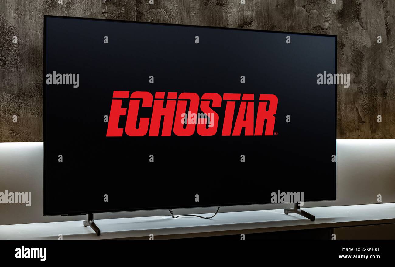 POZNAN, POL - 19 dicembre 2023: Televisore a schermo piatto con logo di EchoStar Corporation, una società americana, un fornitore mondiale di comunicazioni satellitari Foto Stock