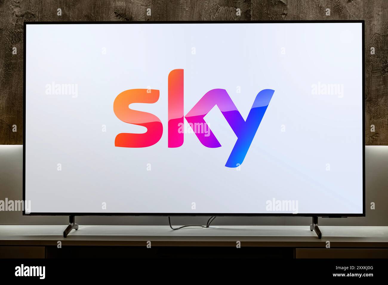 POZNAN, POL - 01 Mar 2024: Televisore a schermo piatto con logo di Sky, un'emittente britannica e una società di telecomunicazioni che fornisce televisione a. Foto Stock