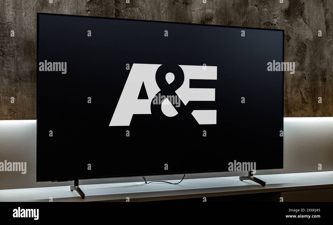 POZNAN, POL - 01 Mar 2024: Televisore a schermo piatto con logo A ed e, una rete televisiva a pagamento americana, la principale proprietà televisiva di A Foto Stock