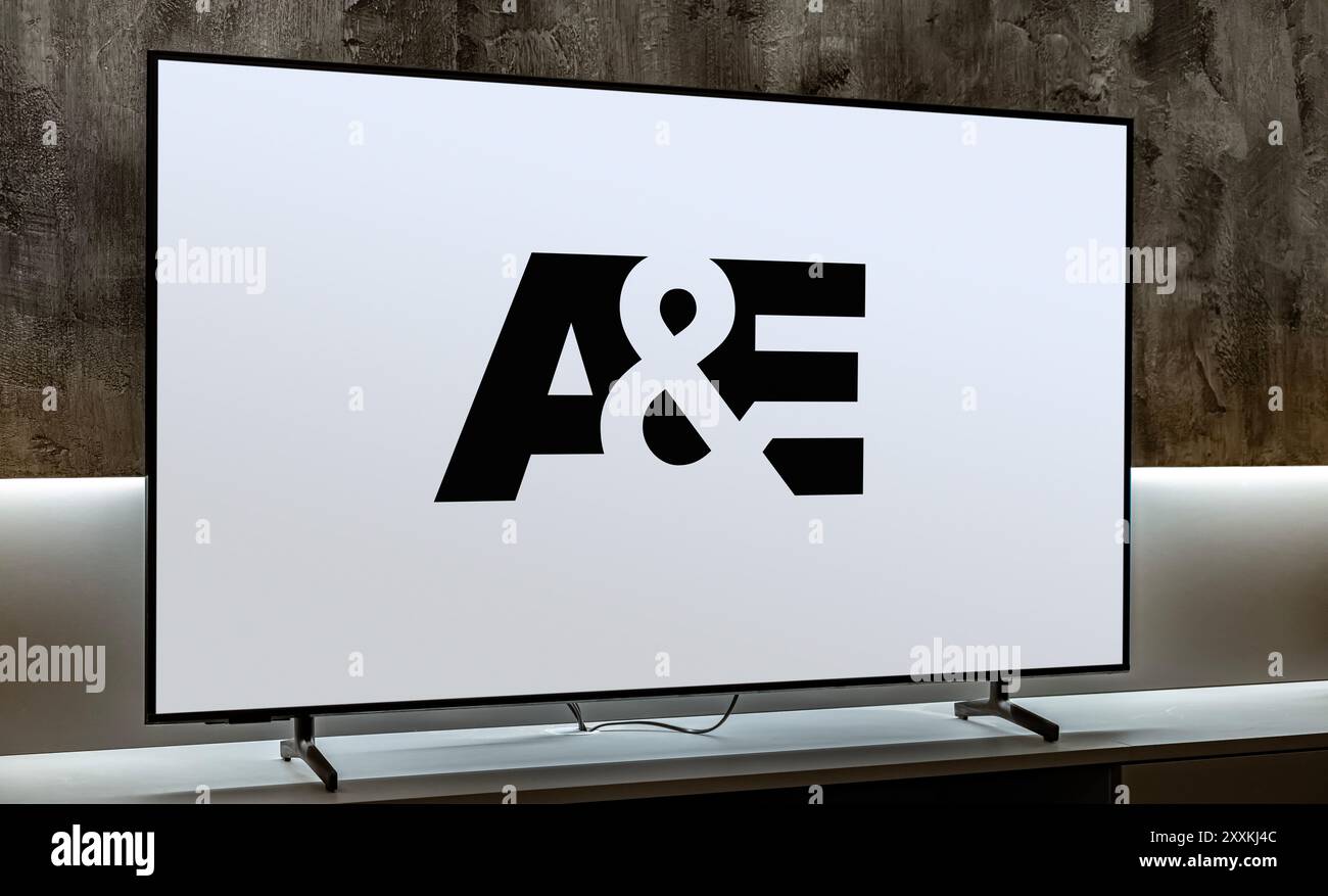 POZNAN, POL - 01 Mar 2024: Televisore a schermo piatto con logo A ed e, una rete televisiva a pagamento americana, la principale proprietà televisiva di A Foto Stock