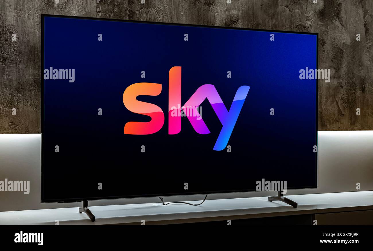 POZNAN, POL - 01 Mar 2024: Televisore a schermo piatto con logo di Sky, un'emittente britannica e una società di telecomunicazioni che fornisce televisione a. Foto Stock