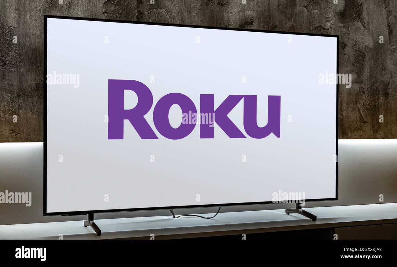 POZNAN, POL - 01 marzo 2024: Set TV a schermo piatto con logo Roku, un marchio di sistemi operativi smart TV, smart TV, dispositivi di streaming e smart Foto Stock