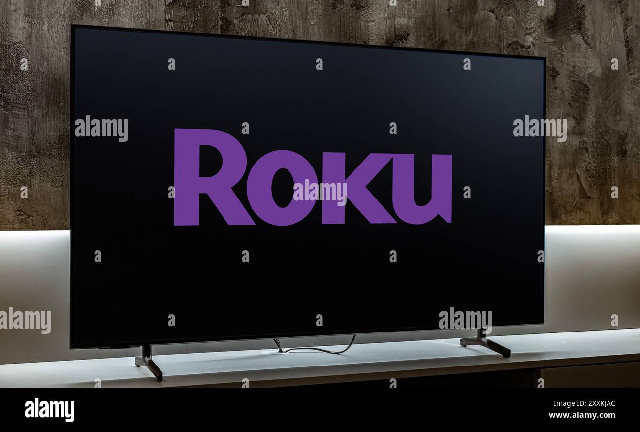 POZNAN, POL - 01 marzo 2024: Set TV a schermo piatto con logo Roku, un marchio di sistemi operativi smart TV, smart TV, dispositivi di streaming e smart Foto Stock