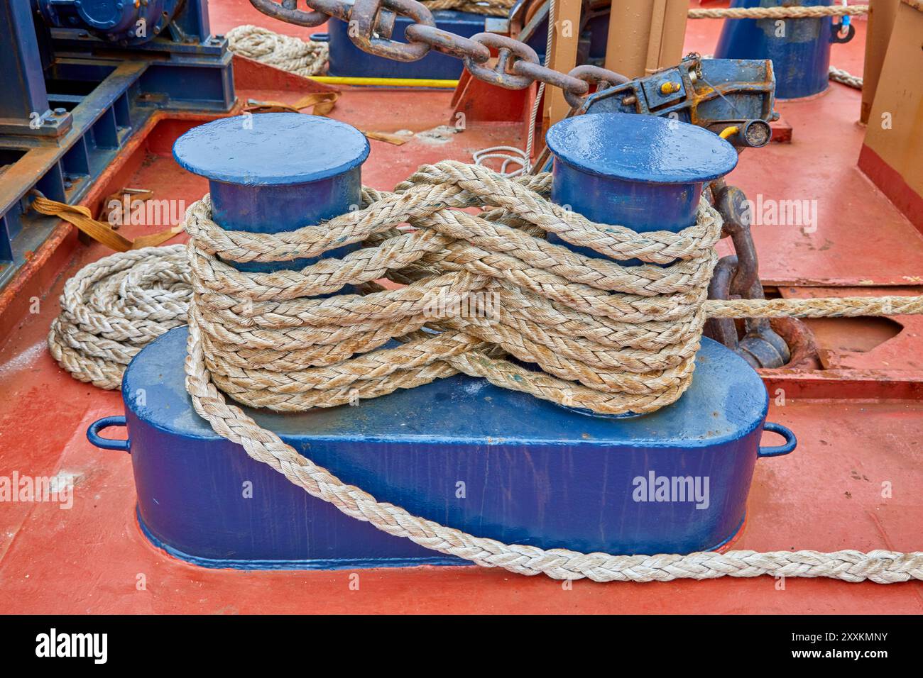 Bitt doppi o bitt doppi, con corde sul ponte di una nave Foto Stock
