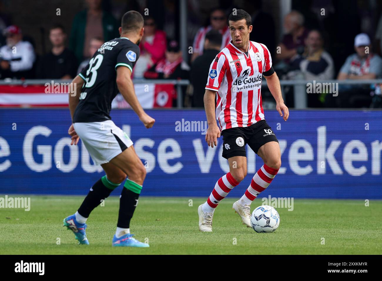 Rotterdam, Paesi Bassi. 25 agosto 2024. ROTTERDAM, PAESI BASSI - AGOSTO 25: Pelle Clement di Sparta Rotterdam viene sfidato da David Hancko del Feyenoord durante l'incontro olandese Eredivisie tra Sparta Rotterdam e Feyenoord allo Sparta-stadion Het Kasteel il 25 agosto 2024 a Rotterdam, Paesi Bassi. (Foto di Hans van der Valk/Orange Pictures) credito: dpa/Alamy Live News Foto Stock