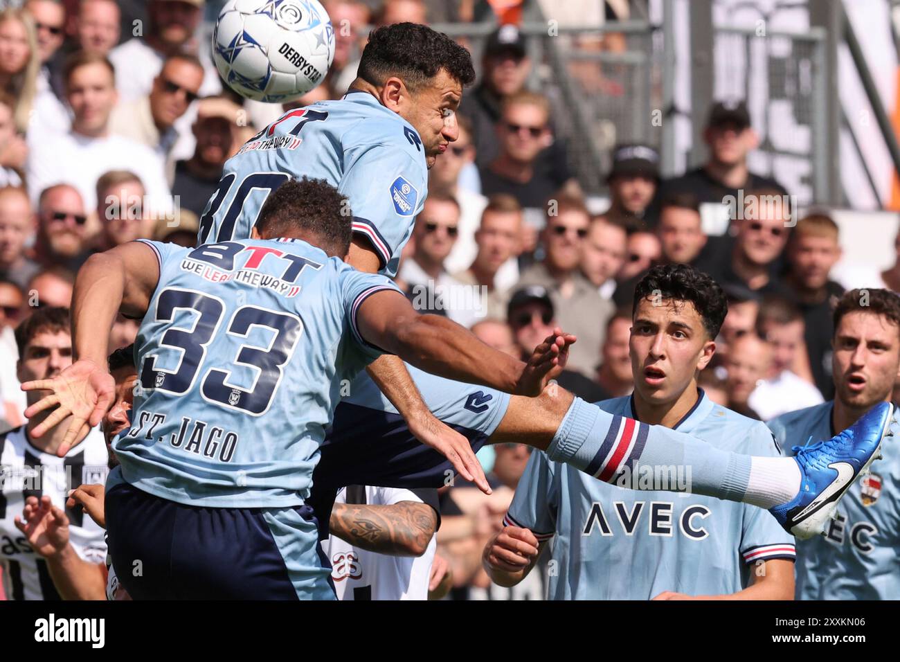 Almelo, Paesi Bassi. 25 agosto 2024. ALMELO, PAESI BASSI - AGOSTO 25: TOMMY ST. Jago di Willem II, Raffael Behounek di Willem II e Amine Lachkar di Willem II durante l'incontro olandese Eredivisie tra Heracles e Willem II all'Asito Stadion il 25 agosto 2024 ad Almelo, Paesi Bassi. (Foto di Peter Lous/Orange Pictures) credito: dpa/Alamy Live News Foto Stock