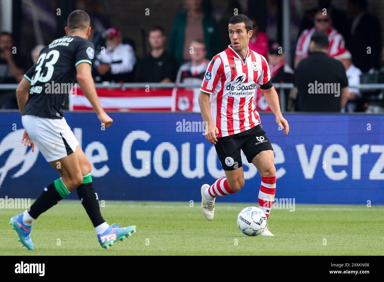 Rotterdam, Paesi Bassi. 25 agosto 2024. ROTTERDAM, PAESI BASSI - AGOSTO 25: Pelle Clement di Sparta Rotterdam viene sfidato da David Hancko del Feyenoord durante l'incontro olandese Eredivisie tra Sparta Rotterdam e Feyenoord allo Sparta-stadion Het Kasteel il 25 agosto 2024 a Rotterdam, Paesi Bassi. (Foto di Hans van der Valk/Orange Pictures) credito: dpa/Alamy Live News Foto Stock