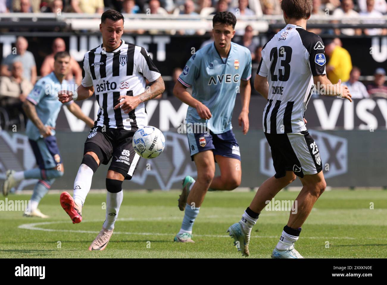 Almelo, Paesi Bassi. 25 agosto 2024. ALMELO, PAESI BASSI - AGOSTO 25: Mario Engels di Heracles Almelo passa il pallone con Amine Lachkar di Willem II durante la partita olandese Eredivisie tra Heracles e Willem II all'Asito Stadion il 25 agosto 2024 ad Almelo, Paesi Bassi. (Foto di Peter Lous/Orange Pictures) credito: dpa/Alamy Live News Foto Stock