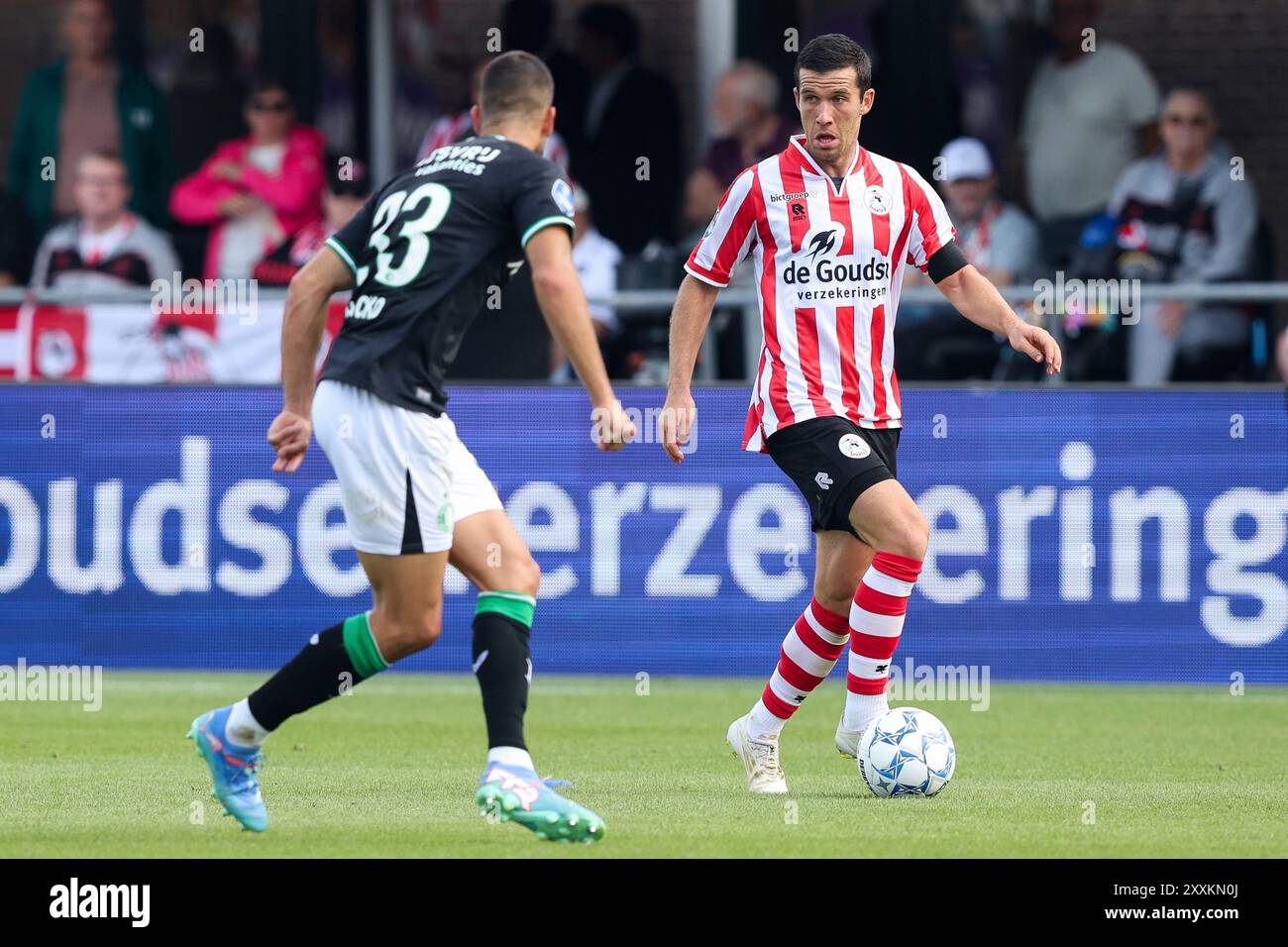 Rotterdam, Paesi Bassi. 25 agosto 2024. ROTTERDAM, PAESI BASSI - AGOSTO 25: Pelle Clement di Sparta Rotterdam viene sfidato da David Hancko del Feyenoord durante l'incontro olandese Eredivisie tra Sparta Rotterdam e Feyenoord allo Sparta-stadion Het Kasteel il 25 agosto 2024 a Rotterdam, Paesi Bassi. (Foto di Hans van der Valk/Orange Pictures) credito: dpa/Alamy Live News Foto Stock