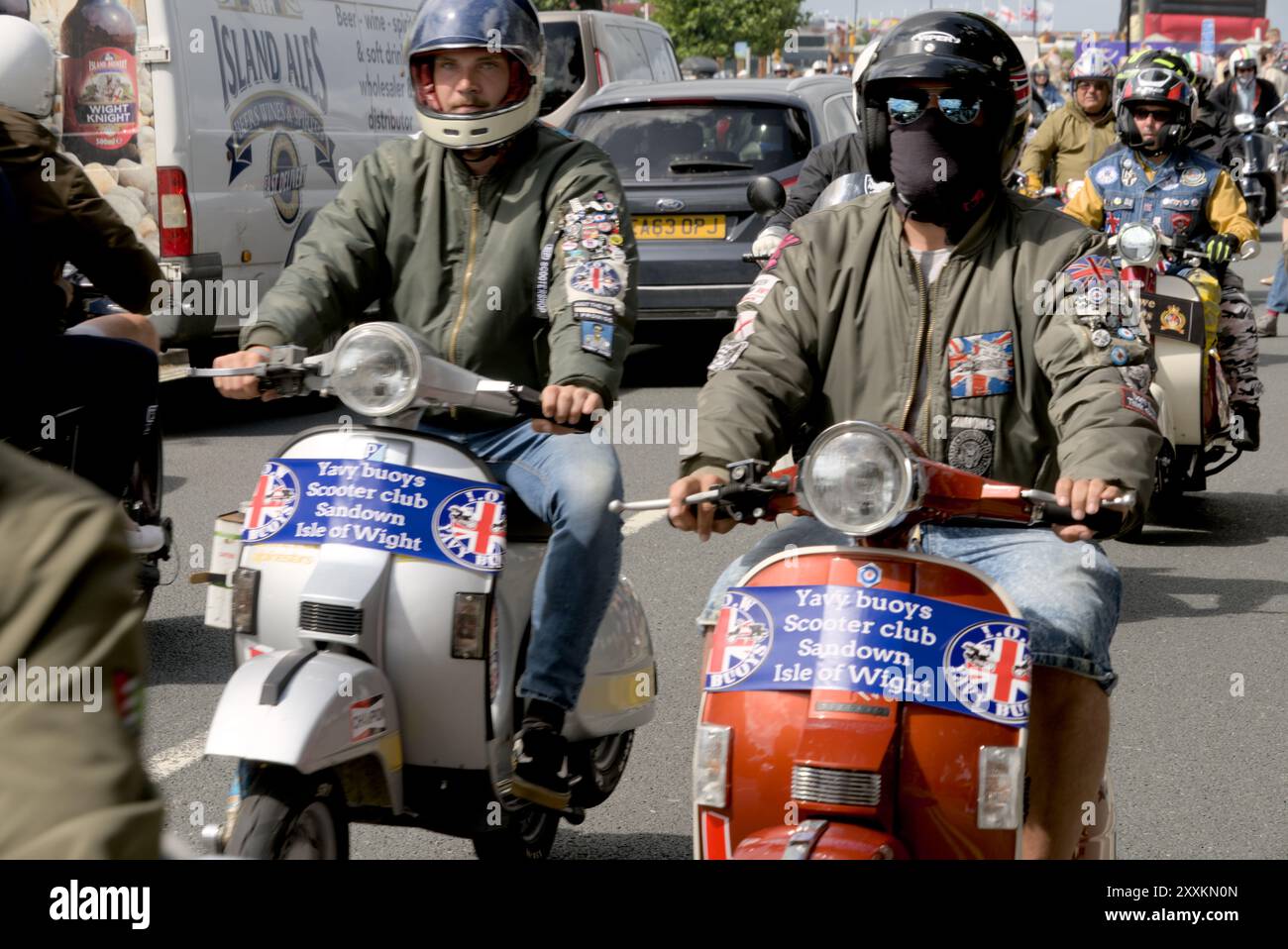 Due uomini all'Isola di Wight, regno unito Scooter Rally 2024 in stile vintage. Foto Stock