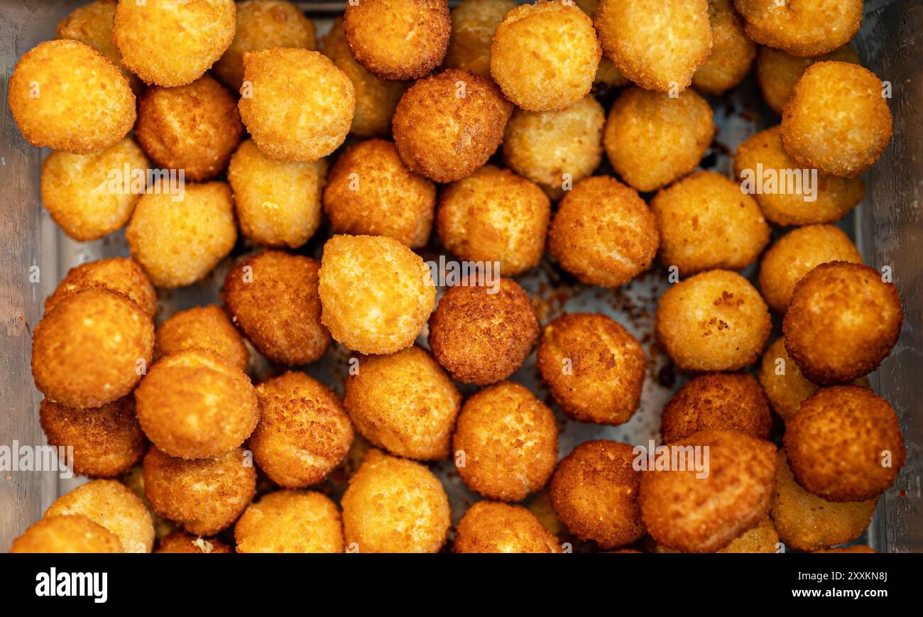 Polpette di formaggio fritte in un contenitore di metallo. Foto Stock