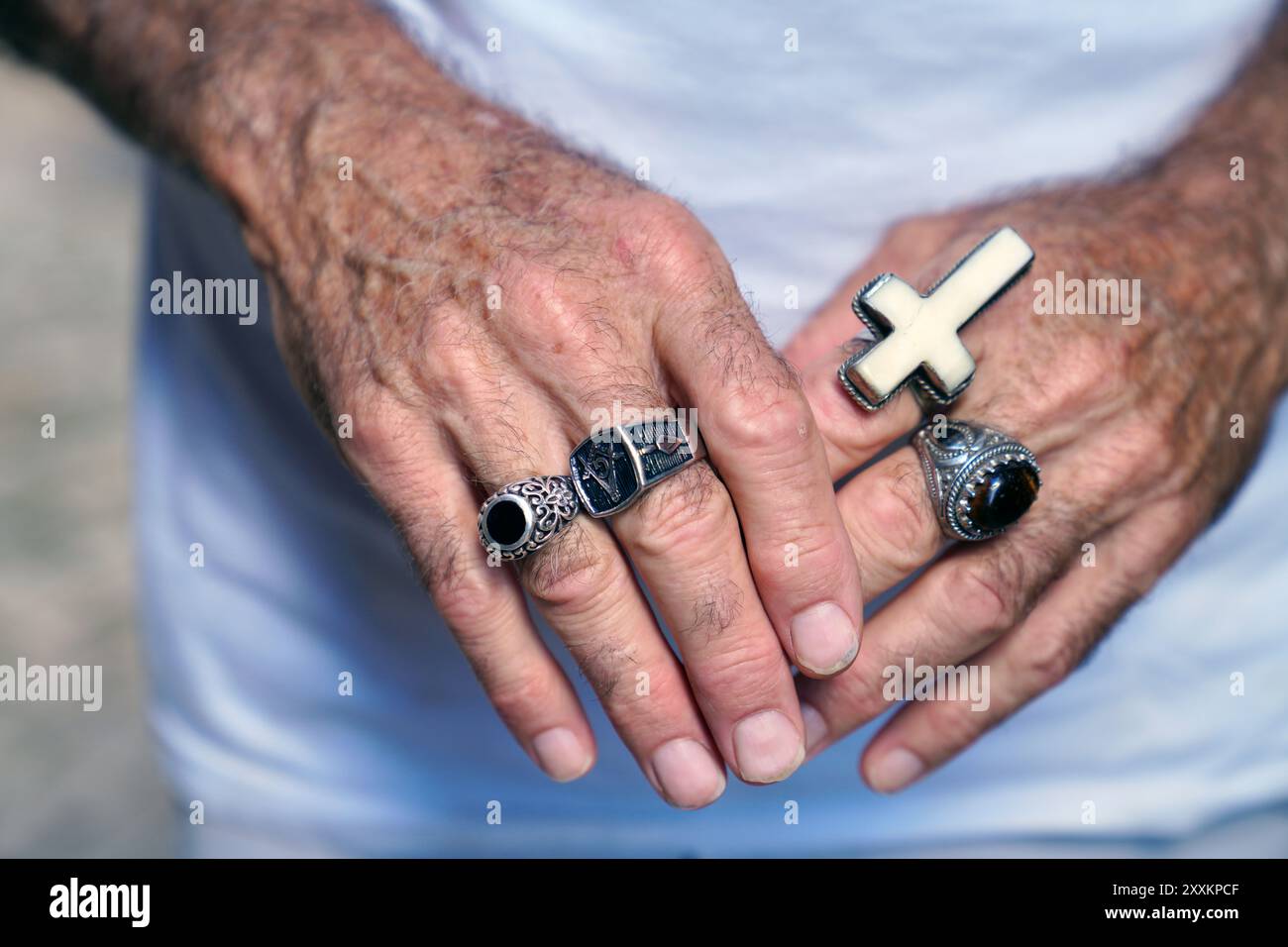 Mano maschio con anelli Foto Stock