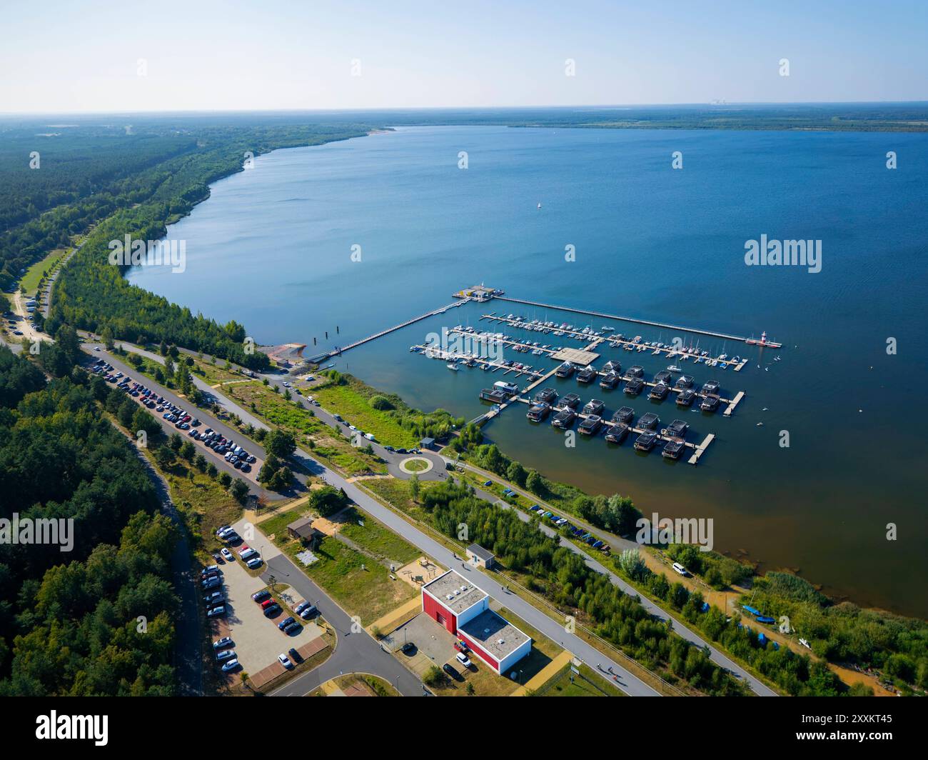 Bärwalder SEE Der Bärwalder SEE ist mit einer Fläche von 13 kmÂ² der größte SEE Sachsens und der drittgrößte SEE des Lausitzer Seenlands. Er befindet sich in der oberlausitzischen Gemeinde Boxberg/O.L. zwischen den Orten Boxberg, Klitten und Uhyst. Der namensgebende Ort Bärwalde liegt nördlich des SEE. Uhyst Sachsen Deutschland *** Bärwalder SEE con una superficie di 13 km², Bärwalder SEE è il lago più grande della Sassonia e il terzo lago più grande del distretto dei laghi Lusaziani si trova nel comune Lusaziano superiore di Boxberg o L tra i villaggi di Boxberg, Klitten e Uhyst l'eponimo Foto Stock