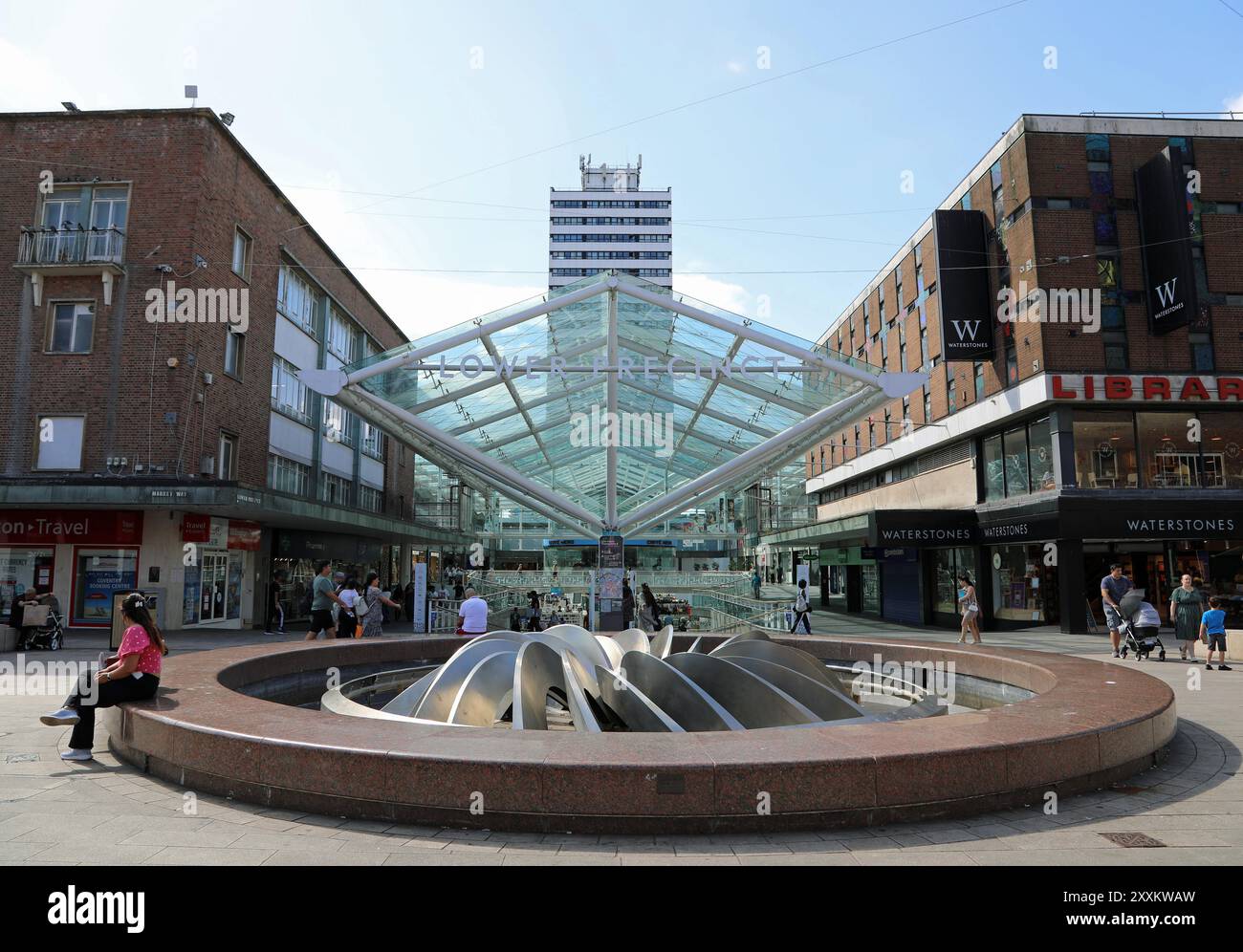 Fontana a turbina simbolica nel quartiere dello shopping di Coventry Foto Stock