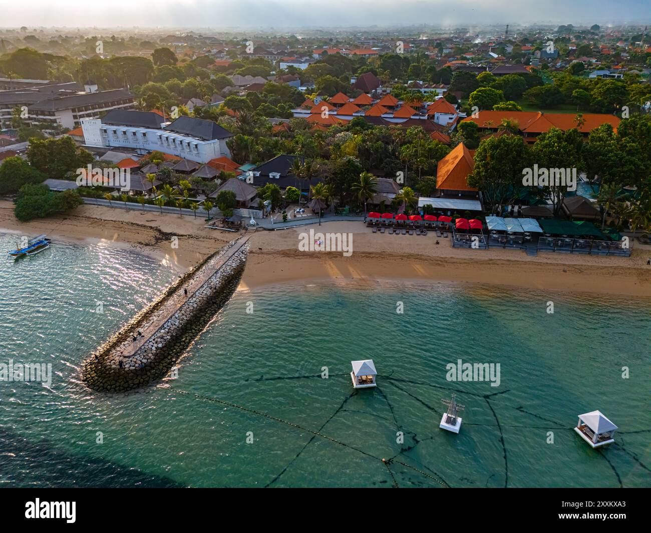 Vista della spiaggia di Sanur a Denpasar, Bali, Indonesia Foto Stock