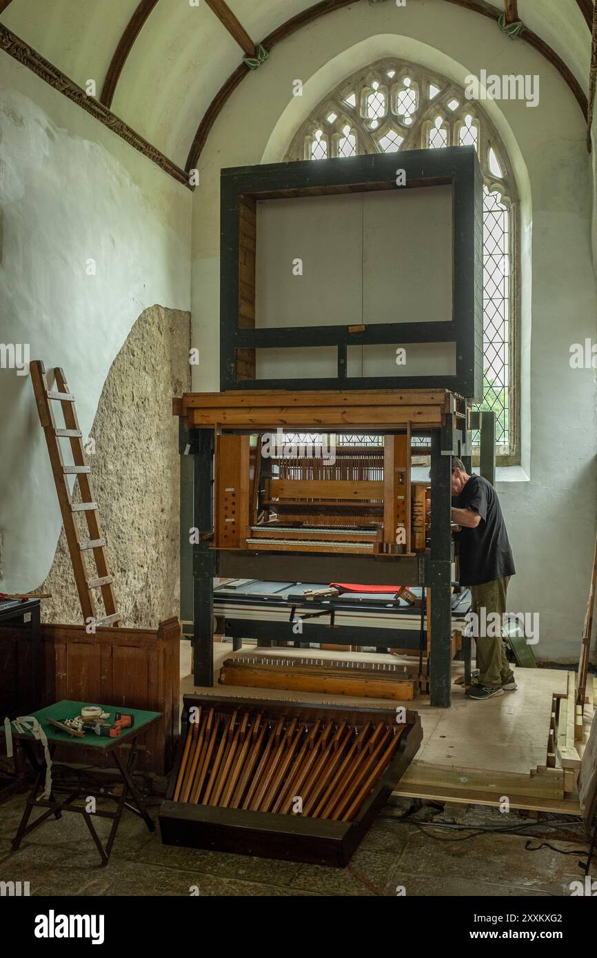 Widdecombe nel Moro, riparazioni dell'organo della Chiesa Foto Stock