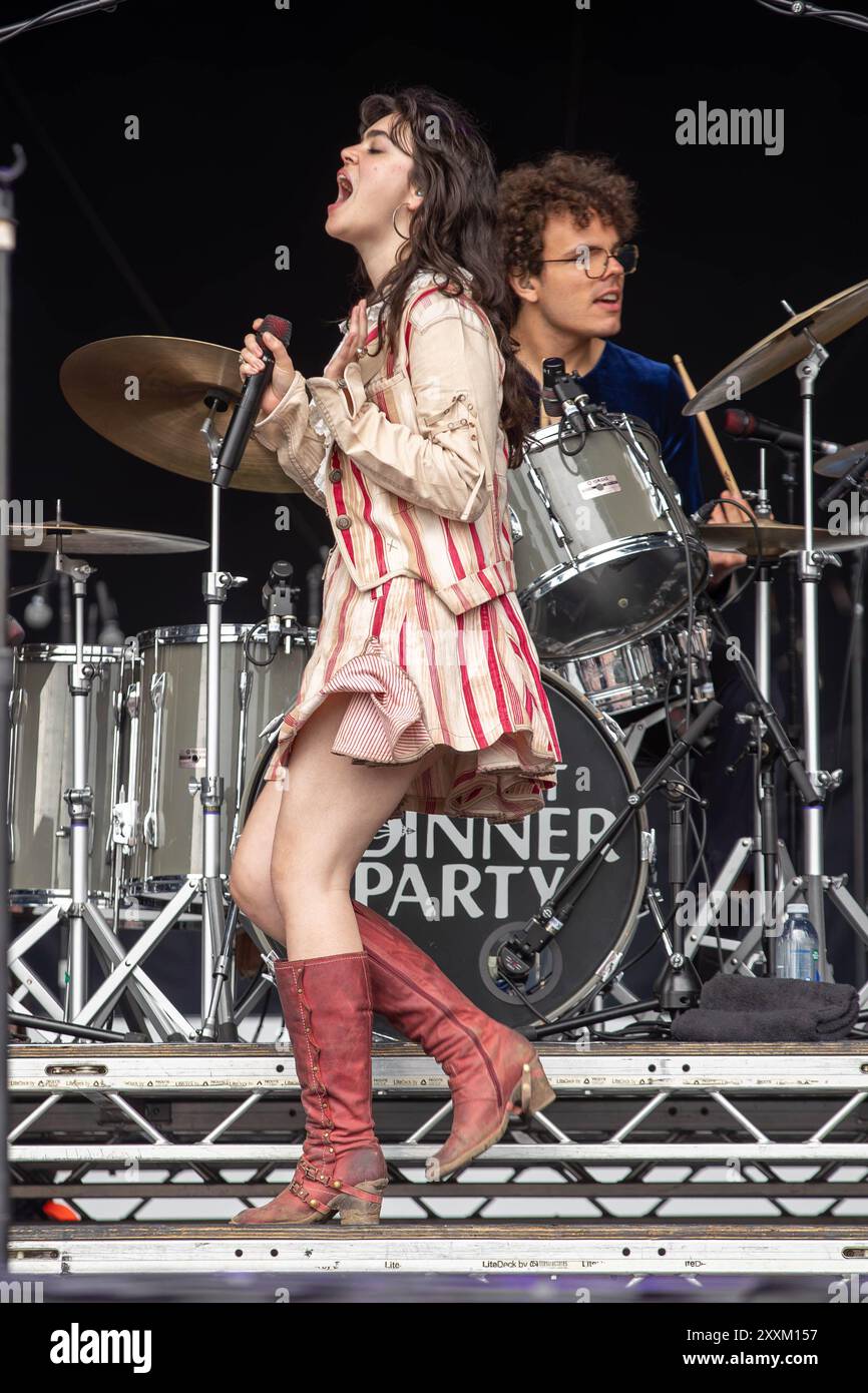 Leeds, Regno Unito. Domenica 25 agosto 2024 Abigail Morris dell'ultima cena Party si esibisce sul palco il terzo giorno del Festival di Leeds al Bramham Park © Jason Richardson / Credit: Tin!y/Alamy Live News Foto Stock