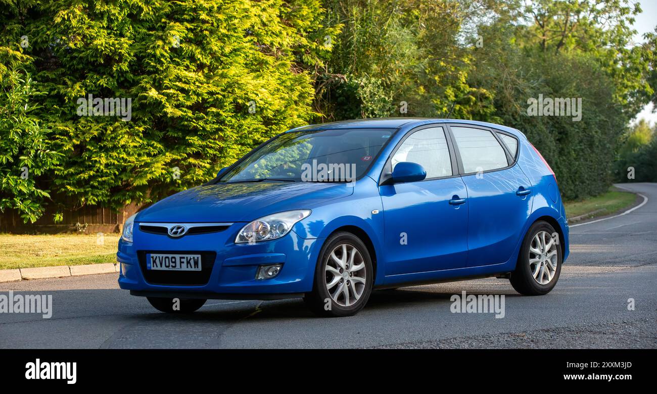 Whittlebury, Northants., Regno Unito - 25 agosto 2024: 2009 auto Hyundai i30 blu su una strada di campagna britannica. Foto Stock