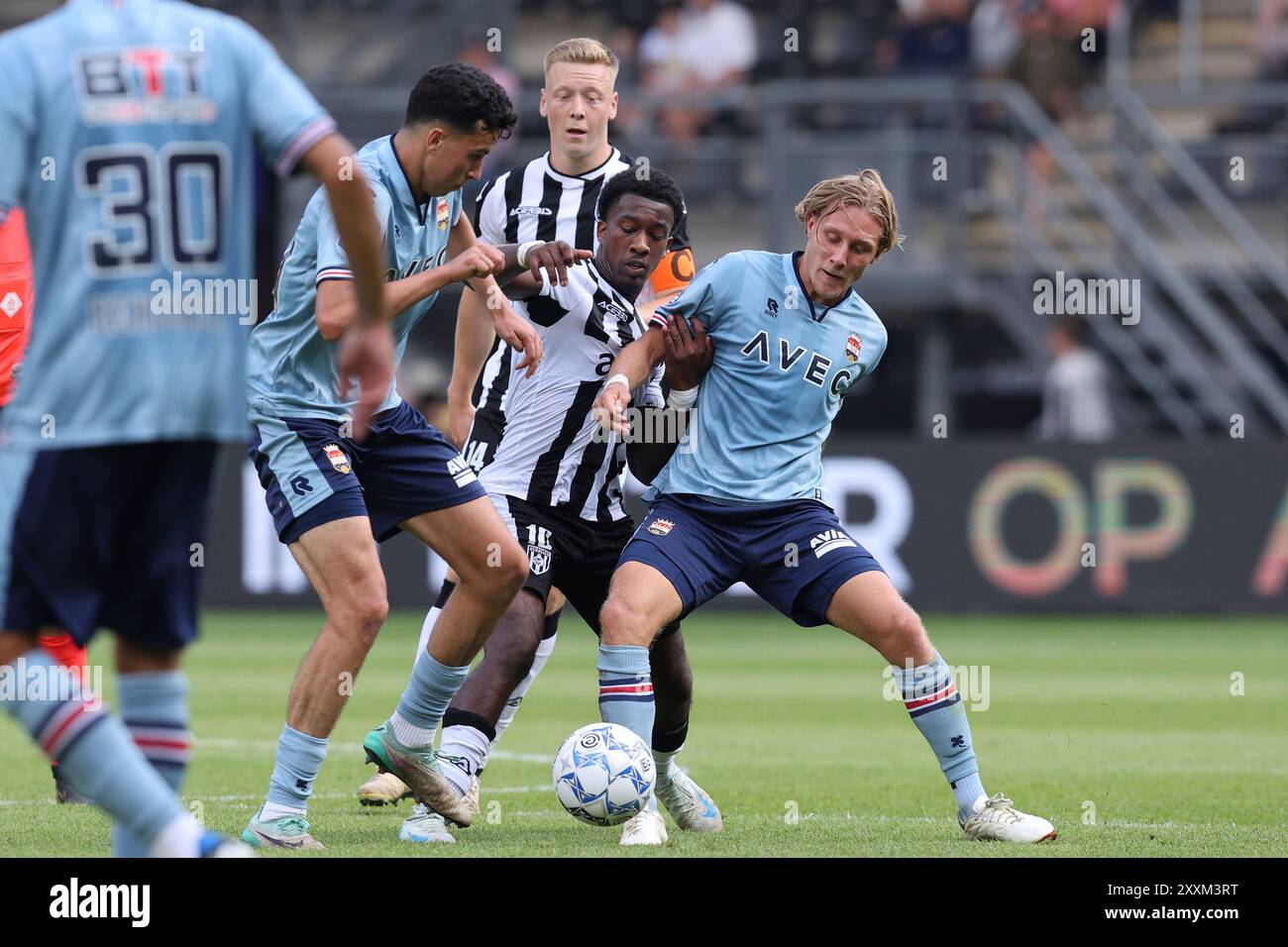 Almelo, Paesi Bassi. 25 agosto 2024. ALMELO, PAESI BASSI - AGOSTO 25: Shiloh 't Zand di Heracles Almelo si batte per il ballo con Jesse Bosch di Willem II e Amine Lachkar di Willem II durante l'incontro olandese Eredivisie tra Heracles e Willem II all'Asito Stadion il 25 agosto 2024 ad Almelo, Paesi Bassi. (Foto di Peter Lous/Orange Pictures) credito: dpa/Alamy Live News Foto Stock