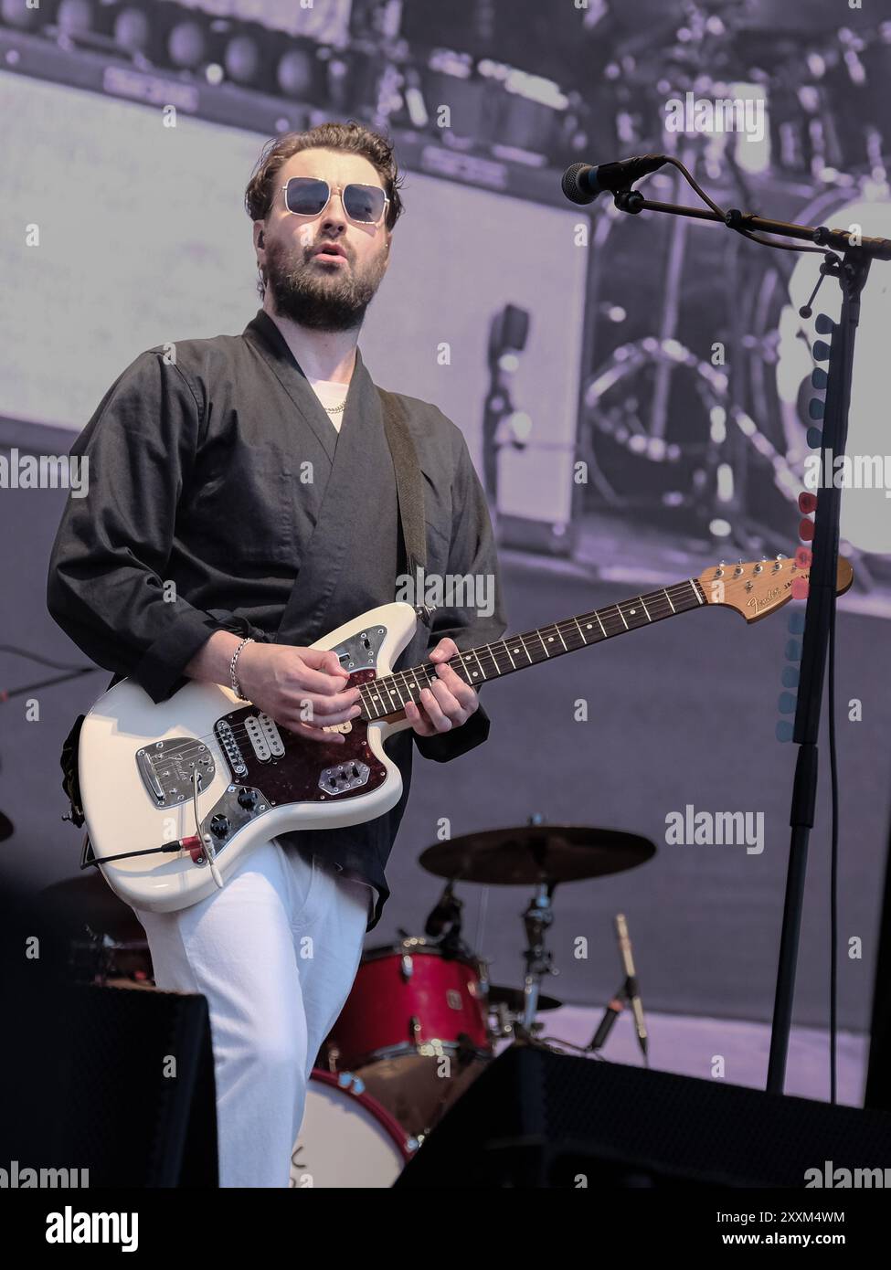 Liam Ryan James Fray, cantante e chitarrista della band britannica Courteeners che si esibisce dal vivo sul palco del Victorious Festival. Foto Stock