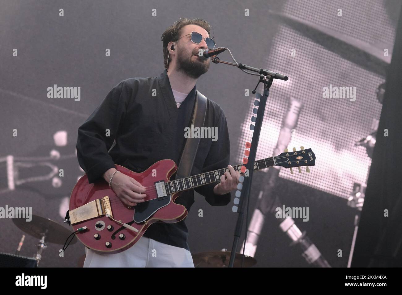 Liam Ryan James Fray, cantante e chitarrista della band britannica Courteeners che si esibisce dal vivo sul palco del Victorious Festival. Foto Stock