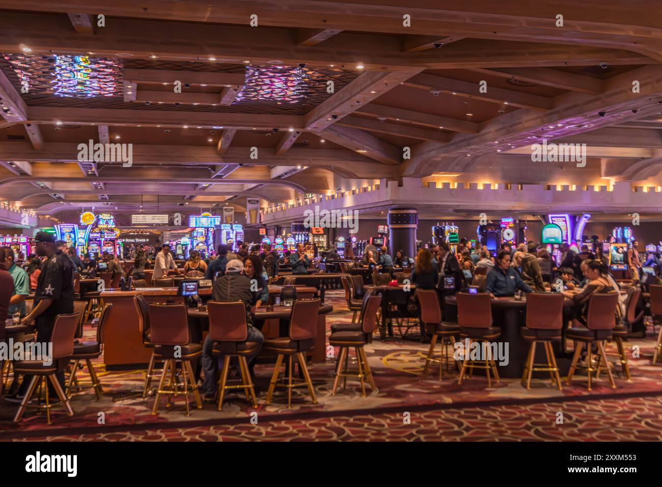 La sala del casinò con turisti a Las Vegas, una capitale del gioco d'azzardo degli Stati Uniti, con poker, Blackjack, tavoli da Roulette e slot game. Foto Stock