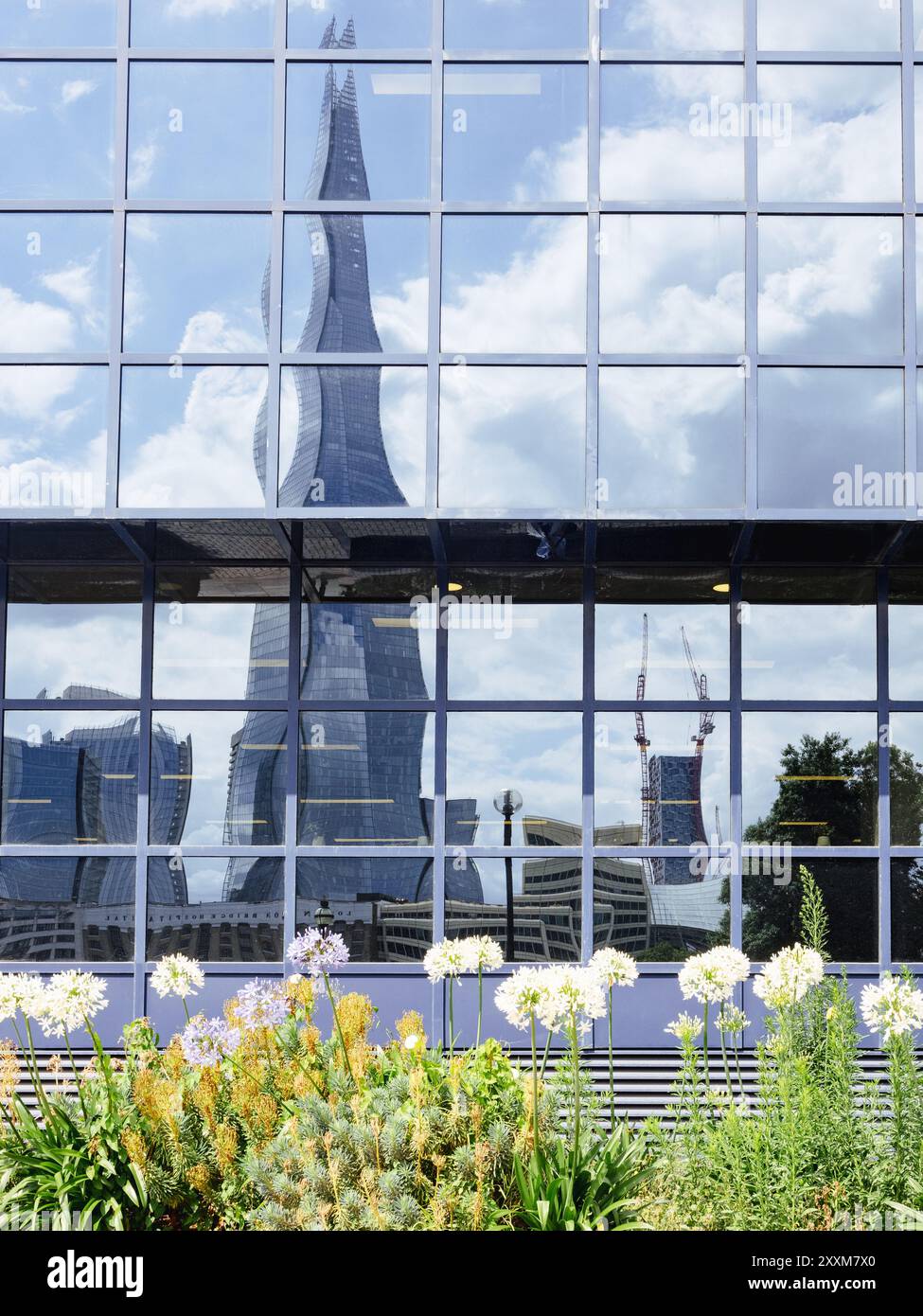 Lo Shard si rifletteva in un altro edificio Foto Stock