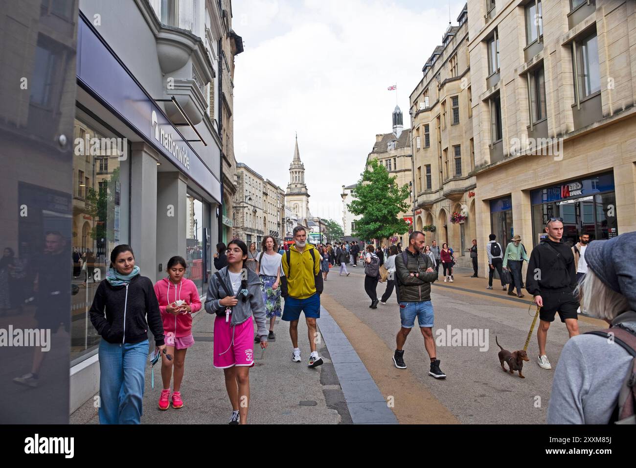 Turisti, persone passeggiano lungo una strada nel centro di Oxford nell'estate 2024 Oxfordshire England UK Great Britain Regno Unito KATHY DEWITT Foto Stock