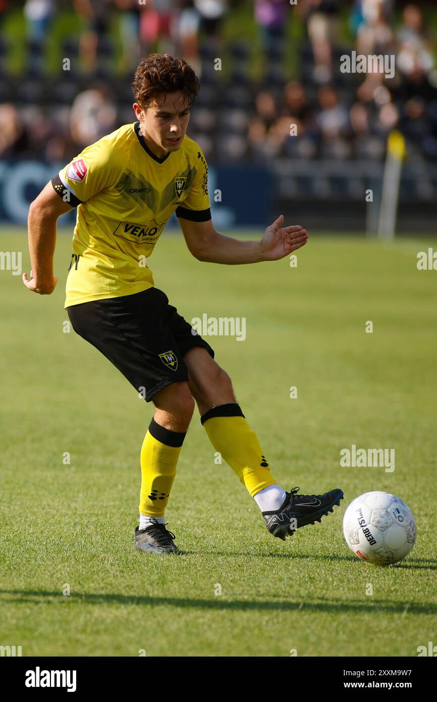 Venlo, Paesi Bassi . 25 agosto 2024. VENLO, PAESI BASSI - AGOSTO 25: Simon Janssen di VVV Venlo passa il pallone durante la partita VVV Venlo tra Roda JC Kerkrade al Covebo Stadion - De Koel il 25 agosto 2024 a Venlo, Paesi Bassi. (Foto di Orange Pictures) (foto di Orange Pictures/Orange Pictures) credito: Orange Pics BV/Alamy Live News Foto Stock