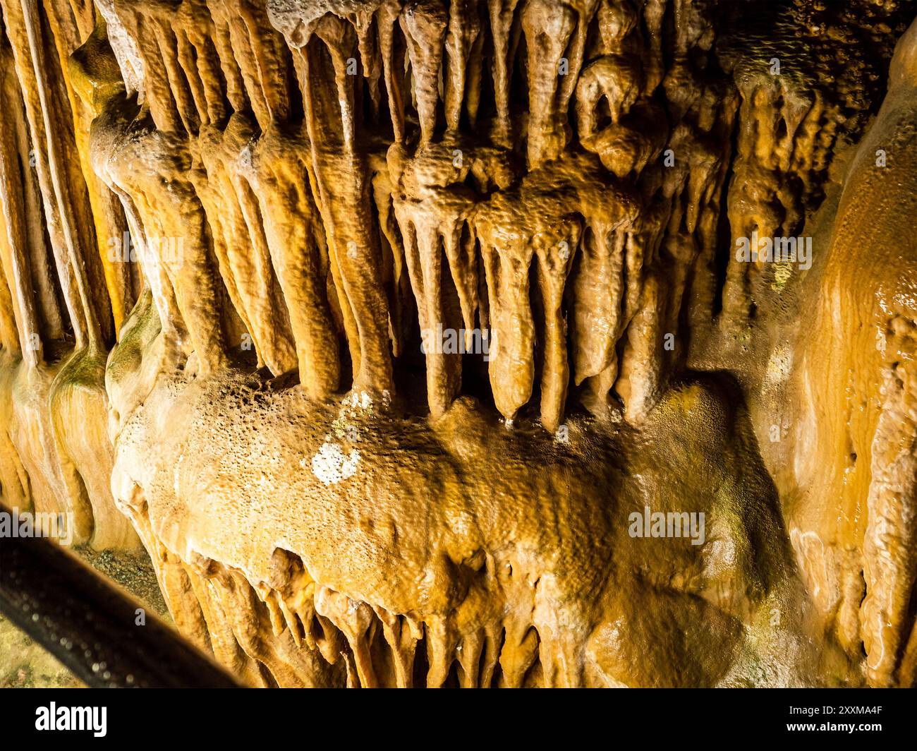 Sprofondare in pietra sulle pareti della grotta di Karaca da vicino nella provincia di Gumushane, Turchia Foto Stock