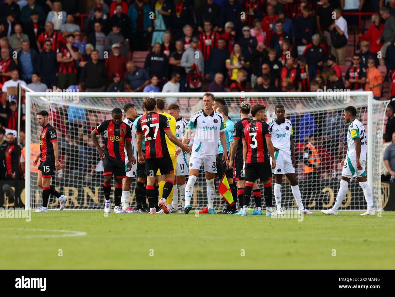 Vitality Stadium, Boscombe, Dorset, Regno Unito. 25 agosto 2024. Premier League Football, AFC Bournemouth contro Newcastle United; giocatori del Bournemouth stringono la mano a giocatori del Newcastle United dopo la partita crediti: Action Plus Sports/Alamy Live News Foto Stock