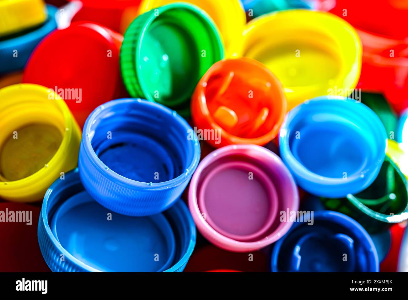 Diversi tipi di tappi colorati per bottiglie in plastica. Riciclaggio. Foto Stock