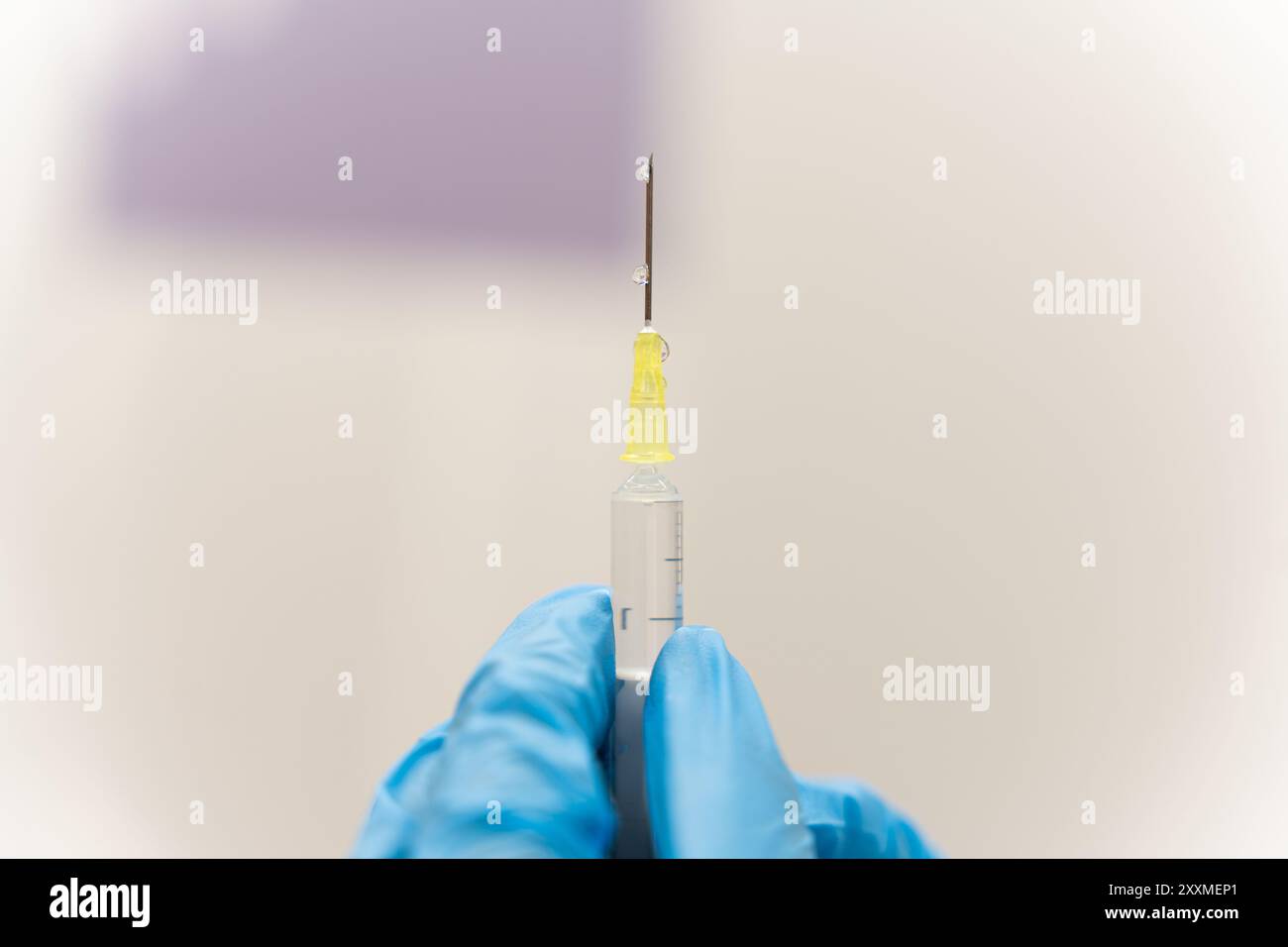 Mano del medico che tiene la siringa per il trattamento della malattia Foto Stock