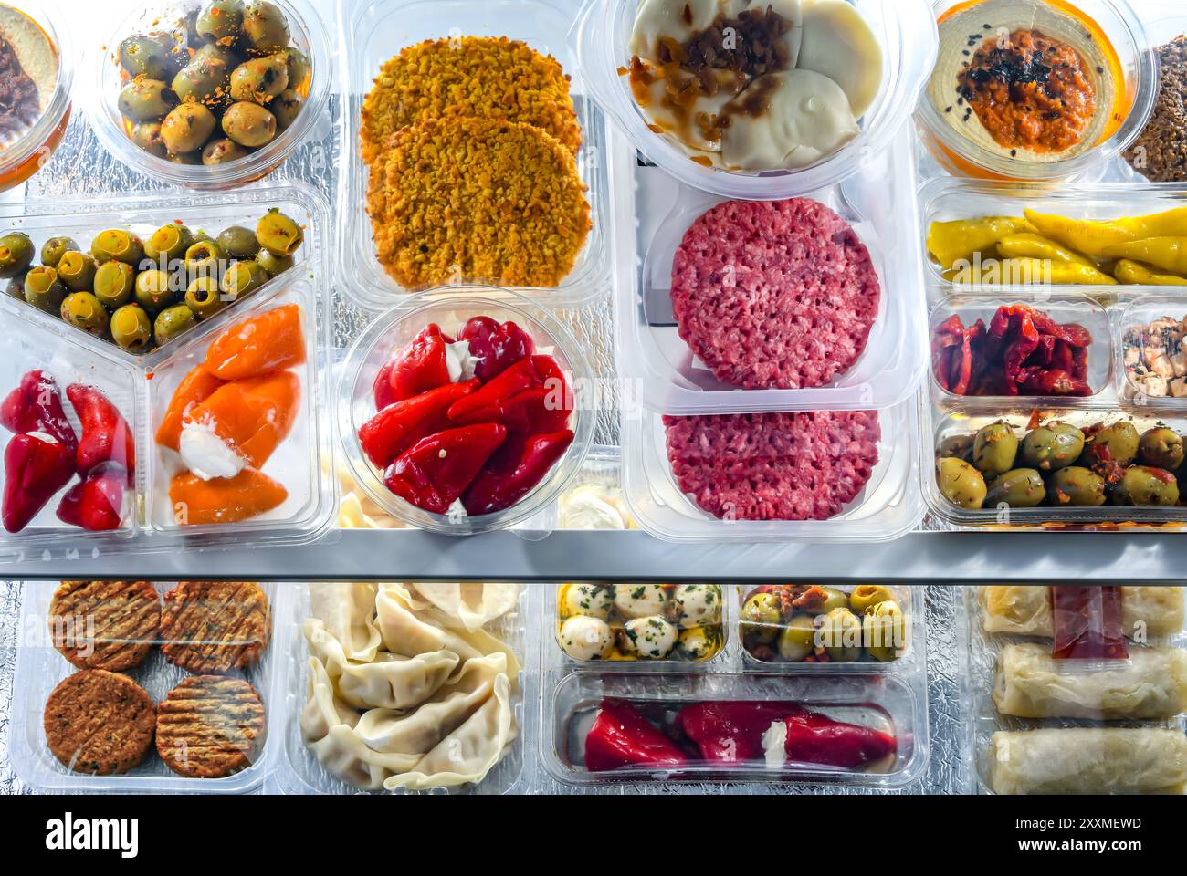 Esposizione di una varietà di prodotti alimentari preconfezionati in scatole di plastica. Foto Stock