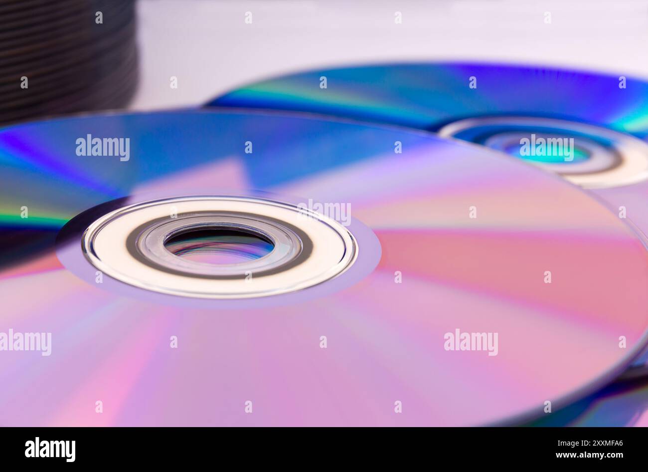 Primo piano di una pila di compact disc (CD/DVD) Foto Stock