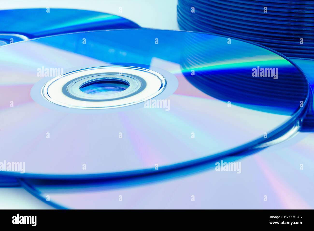 Primo piano di una pila di compact disc (CD/DVD) Foto Stock
