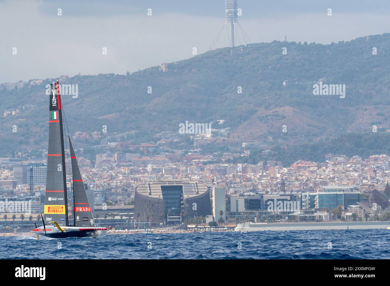 La squadra difensiva dell'America's Cup, Team New Zealand, vince la gara preliminare svoltasi a Barcellona in un feroce duello con il team italiano Luna Rossa, ripetizione della finale dell'ultima America's Cup. El equipo defensor de la Copa América, Team New Zealand, gana la regata preliminar disputada en Barcelona en un duelo encarnizado con el equipo de Italia, Luna Rossa, una repetición de la final de la &#xfa;ltima Copa América. nella foto: francesco bruni, james spithil, umberto molineris, andrea tesei, enrico voltonini, emanuele liuzzi, cesare gabbia, luca kirwan News sport - Barcellona Foto Stock