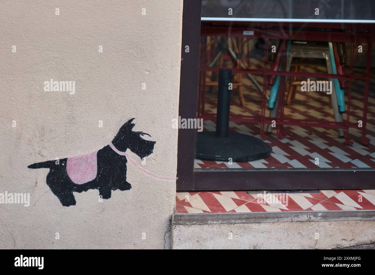 Dipinto di un cane Scottie nero sulla parete del Café Tabac/ Cafe Genovese in Rue Ravignan nella zona di Montmartre a Parigi Foto Stock