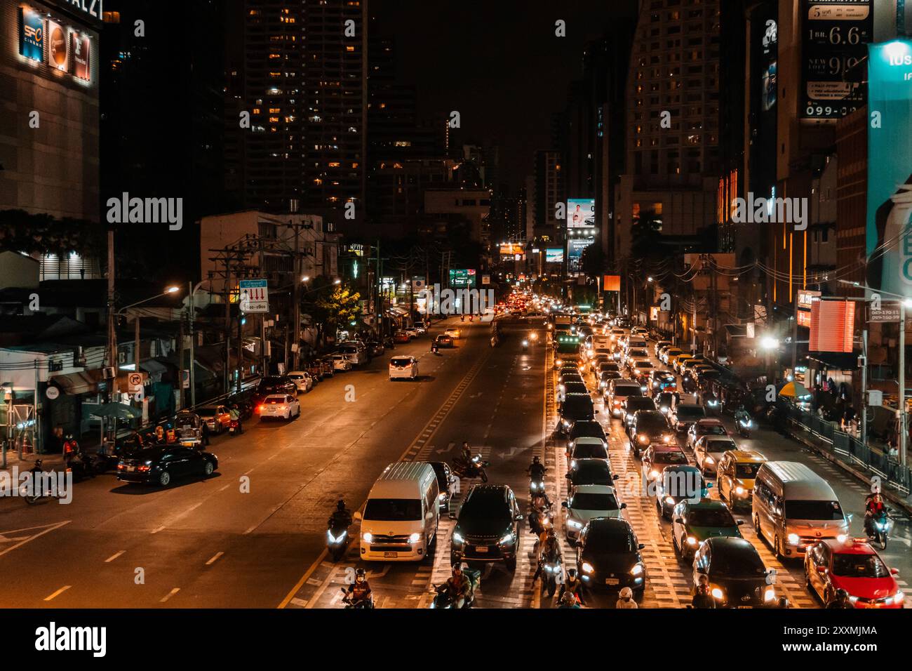 Il paesaggio notturno della città di Bangkok e la vita pulsante sulle strade Foto Stock